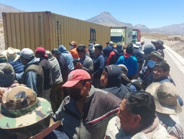 Camioneros bolivianos depusieron paro en la frontera tras llegar a acuerdo con autoridades