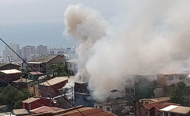 Incendio afecta al menos a una vivienda en sector de Forestal Alto en Viña del Mar