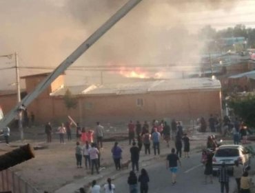 25 personas damnificadas tras incendio en campamento de Cerro Navia