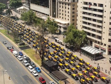 Taxistas bloquean la Alameda en Santiago exigiendo una reducción al impuesto específico de los combustibles