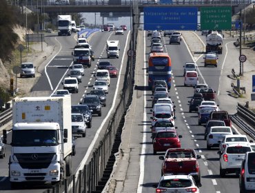 Proyectan que 417 mil vehículos saldrán de la región Metropolitana este fin de semana largo
