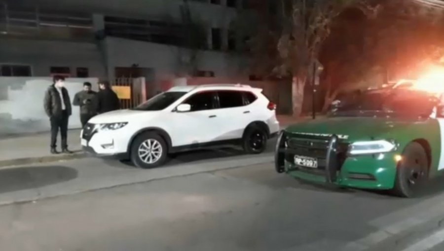 Carabinero de civil sufrió encerrona en Recoleta: Le robaron el auto, su arma y placa