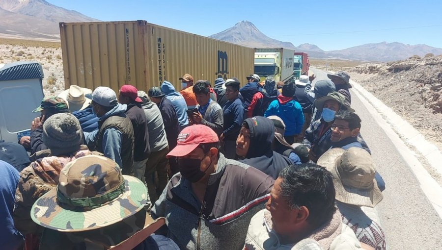 Camioneros bolivianos depusieron paro en la frontera tras llegar a acuerdo con autoridades