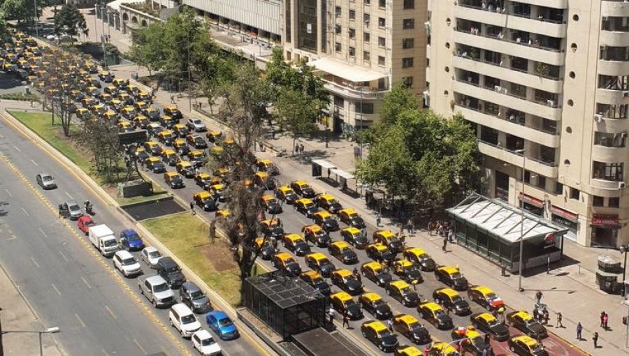 Taxistas bloquean la Alameda en Santiago exigiendo una reducción al impuesto específico de los combustibles