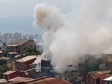 Incendio afecta al menos a una vivienda en sector de Forestal Alto en Viña del Mar