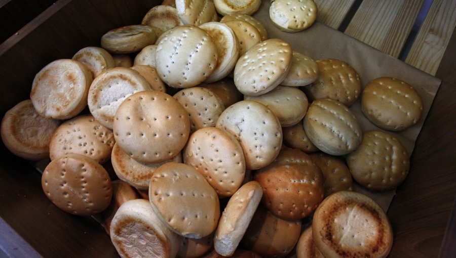 Gremio de panaderos advierte nueva alza del pan para fin de año: Podría llegar a $1.700 el kilo