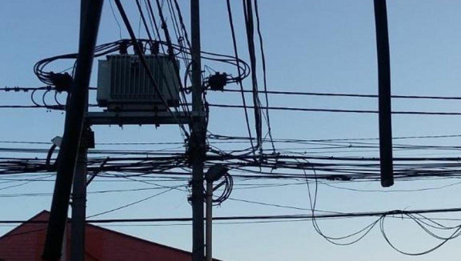 Reportan masivo corte de fibra óptica VTR en la Región Metropolitana y empresa acusa "acto de vandalismo"