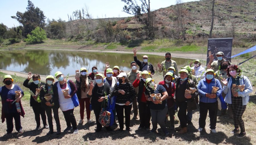 Personas mayores de Casablanca disfrutan recorrido guiado en la Reserva Nacional Lago Peñuelas