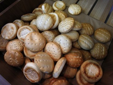 Gremio de panaderos advierte nueva alza del pan para fin de año: Podría llegar a $1.700 el kilo