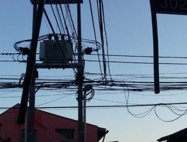 Reportan masivo corte de fibra óptica VTR en la Región Metropolitana y empresa acusa "acto de vandalismo"