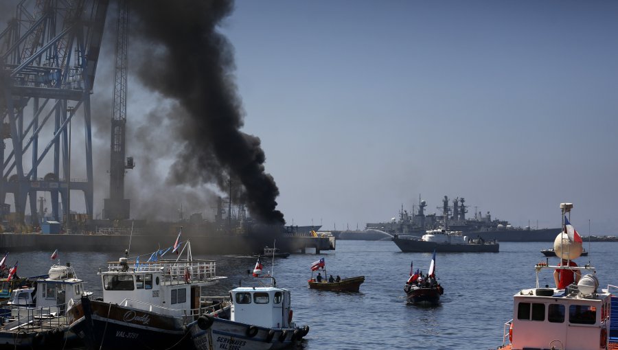 Pescadores de la excaleta Sudamericana prendieron fuego a parte de la defensa del muelle Prat de Valparaíso
