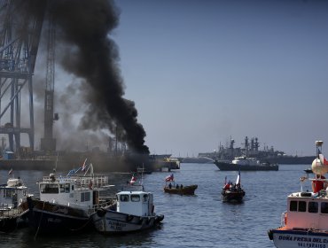 Pescadores de la excaleta Sudamericana prendieron fuego a parte de la defensa del muelle Prat de Valparaíso