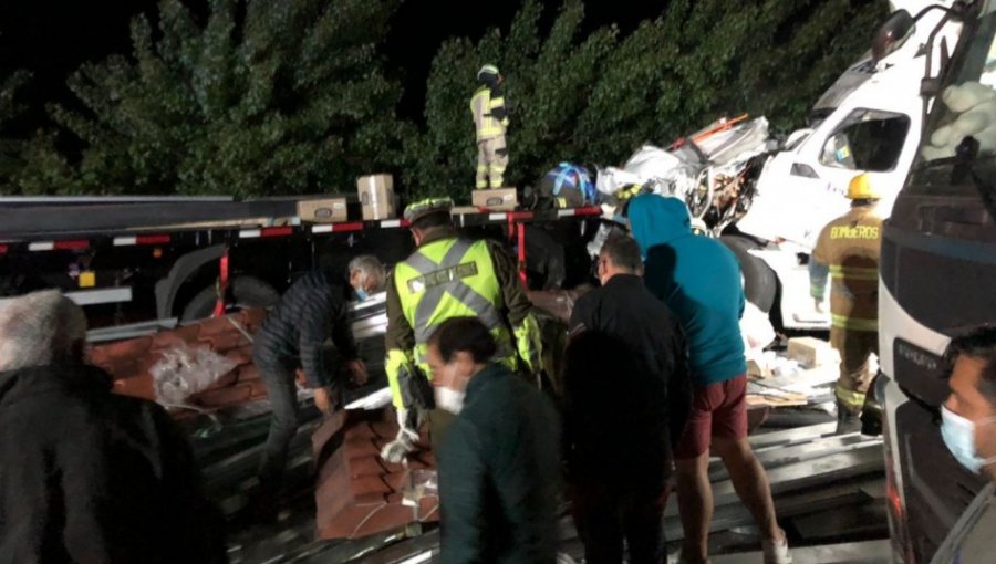 Matrimonio falleció en violento accidente de tránsito en Parral: Colisionaron con tres camiones