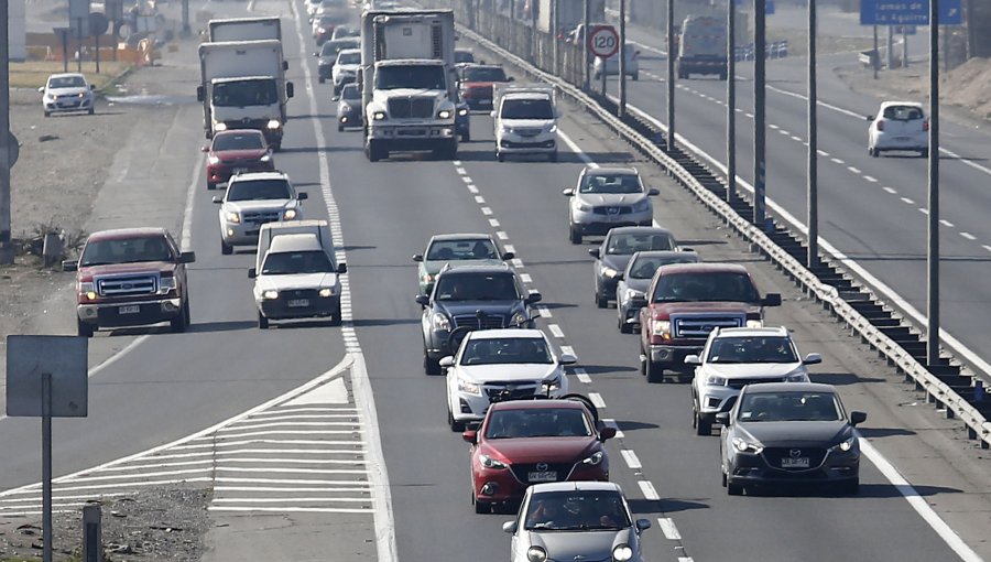 Fin de semana largo: Más de 80 mil vehículos han salido de la región Metropolitana durante este viernes