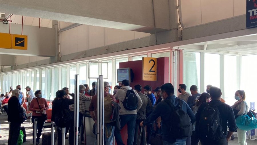 Falla mecánica en avión deja a más de un centenar de pasajeros varados en aeropuerto de Antofagasta