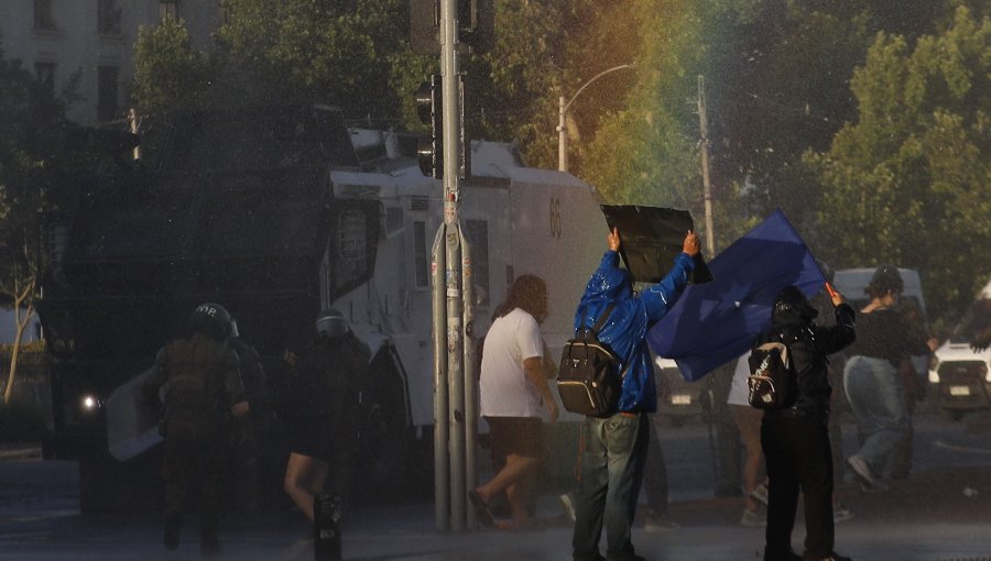 Al menos tres detenidos deja una nueva jornada de manifestaciones en plaza Baquedano