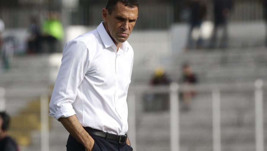 Hinchas de Católica se ensañaron con Poyet por aparición en TV inglesa