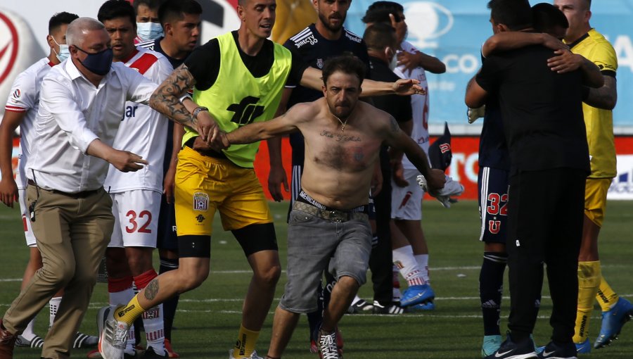 Hinchas de la U ingresaron a la cancha a encarar a los jugadores azules tras derrota