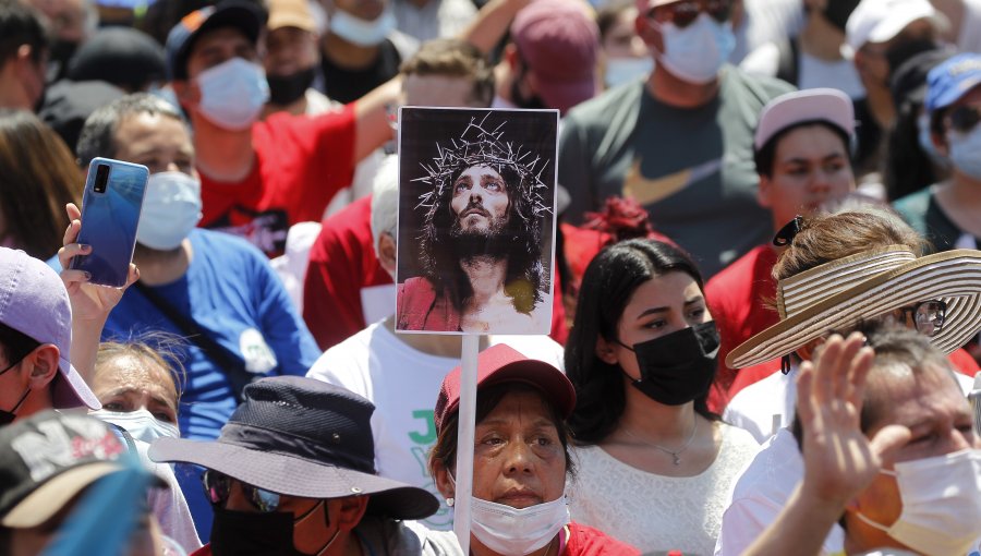 Más de 400 personas marcharon por la Alameda con la consigna "Chile tu esperanza es Jesús"
