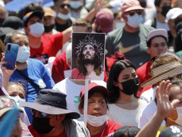 Más de 400 personas marcharon por la Alameda con la consigna "Chile tu esperanza es Jesús"