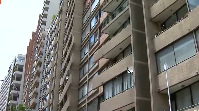 Menor de cuatro años muere al caer del séptimo piso: Su madre se lanza al rescate y queda con riesgo vital