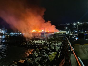 Dramática noche en San Antonio: 26 locales comerciales del mercado arrasados por las llamas