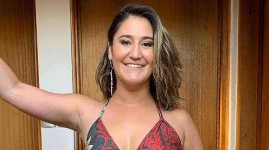 Belén Mora luce su avanzado embarazo con traje de baño