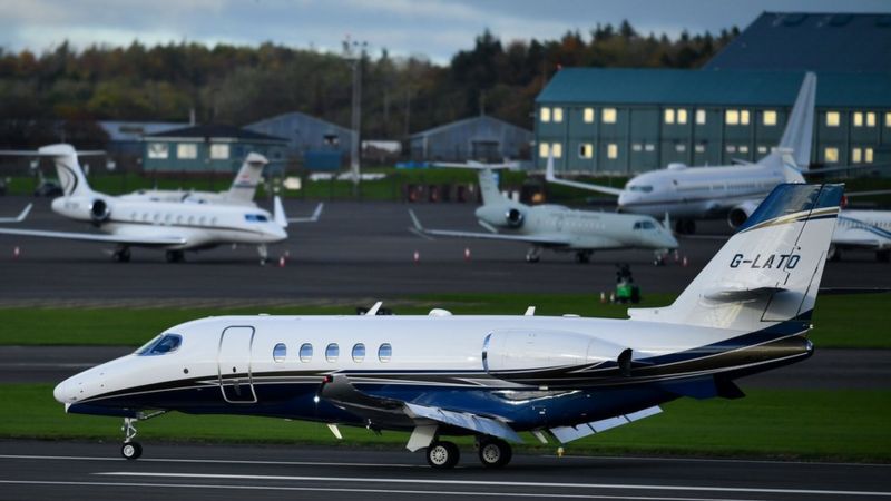 Cuál es el impacto en el medio ambiente de las decenas de jets privados que transportaron a mandatarios a la COP26 en Glasgow