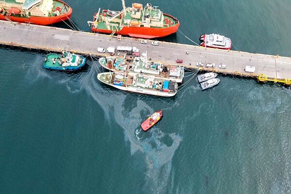 Armada anunció inicio de sumario marítimo tras derrame de petróleo en Punta Arenas