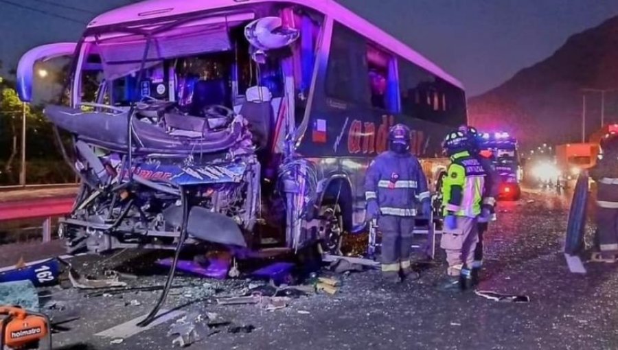 Ruta 5 Sur: Choque de bus que trasladaba trabajadores de Monticello dejó decenas de lesionados y una persona con heridas graves