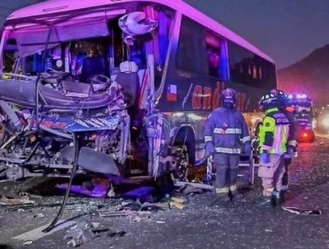 Ruta 5 Sur: Choque de bus que trasladaba trabajadores de Monticello dejó decenas de lesionados y una persona con heridas graves