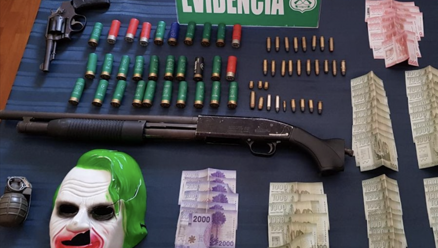 14 años de prisión para sujeto que portaba armamento de guerra y municiones en su auto en Valparaíso: intentó huir con sus hijos a bordo