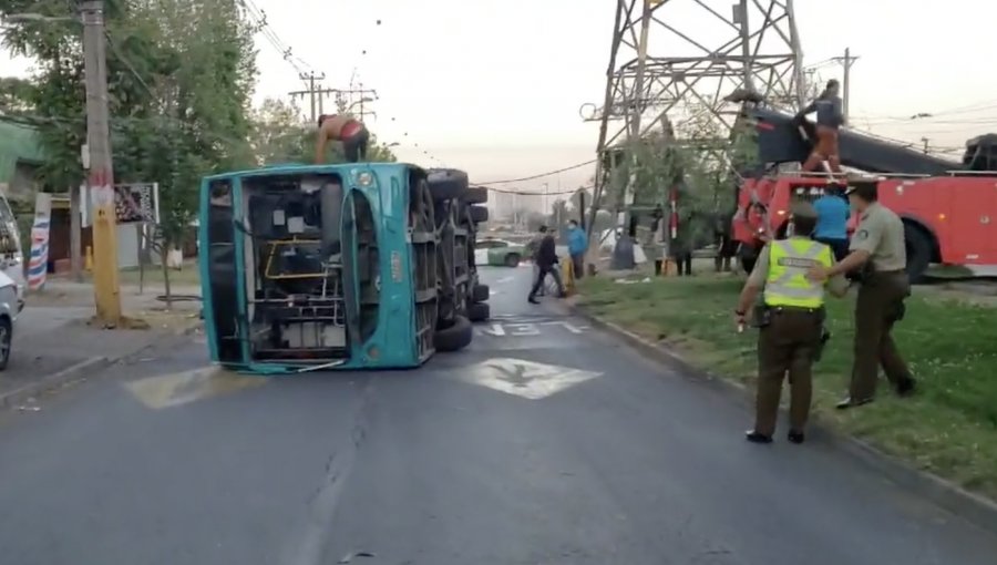 Bus del transporte público se volcó en Peñalolén: conductor se habría quedado dormido