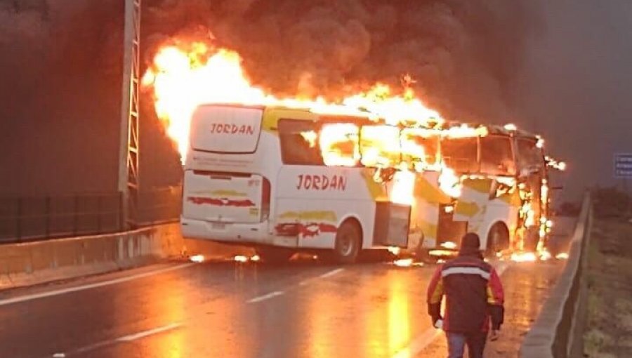 Desconocidos atacaron y quemaron bus de traslado de trabajadores en Lota