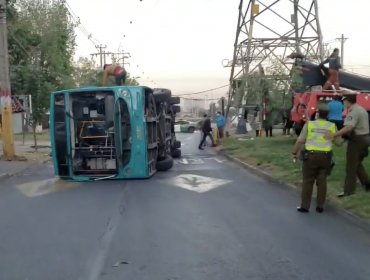 Bus del transporte público se volcó en Peñalolén: conductor se habría quedado dormido