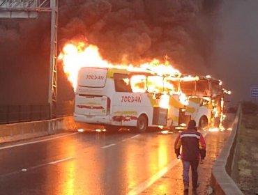 Desconocidos atacaron y quemaron bus de traslado de trabajadores en Lota