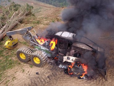 Desconocidos incendiaron camiones y maquinaria en la comuna de Victoria