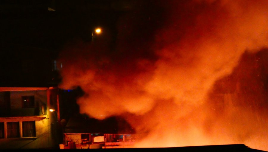 Incendio en el cerro Cordillera de Valparaíso destruye seis viviendas y deja a dos bomberos lesionados y a 26 personas damnificadas