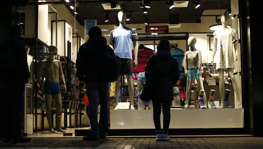 Dos sujetos fueron a dejar comida a mujer a comisaría y terminaron detenidos: Habían robado una tienda en un Mall de Las Condes