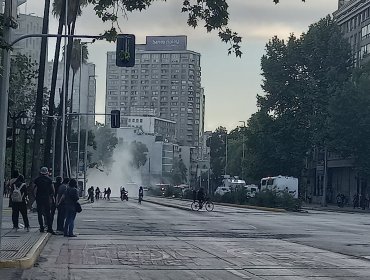 Manifestaciones en el centro de Santiago generan incidentes, desvíos de tránsito y cierre de estaciones de Metro