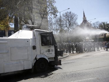 Con el carro lanza agua dispersaron a manifestantes que protestaron en las afueras del Congreso por muerte de comunero