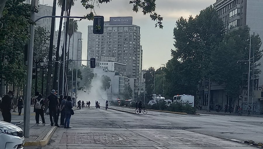 Manifestaciones en el centro de Santiago generan incidentes, desvíos de tránsito y cierre de estaciones de Metro