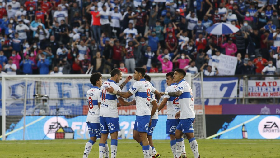 La UC aplastó a un diezmado D. Antofagasta y alcanzó la cima del Campeonato