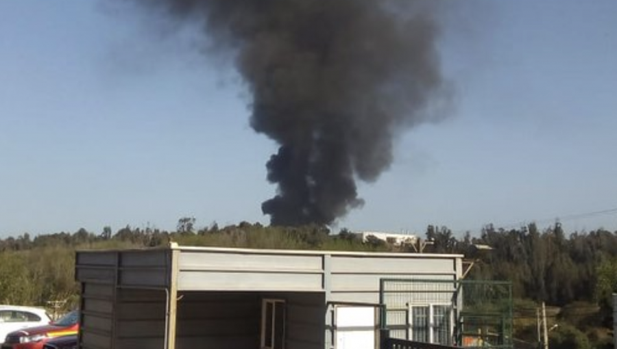 Reportan explosión y posterior incendio de gran magnitud en empresa de asfalto de Concón
