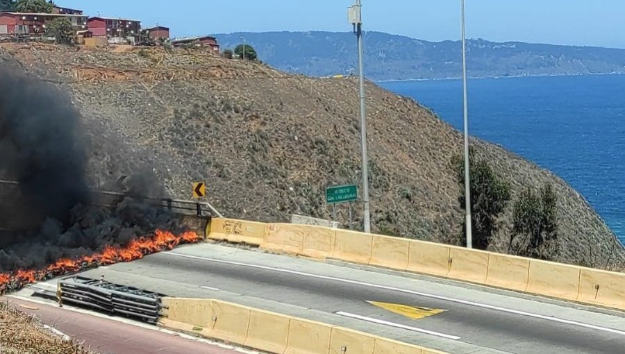 Pescadores de la ex caleta Sudamericana protestan bloqueando con barricadas el Acceso Sur de Valparaíso