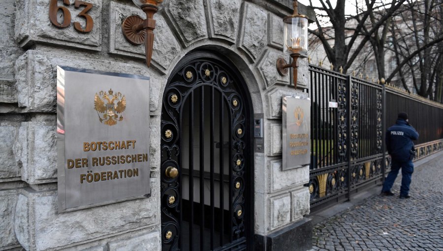 Encuentran a un diplomático ruso muerto frente a la embajada de Rusia en Berlín
