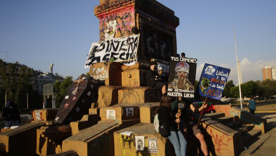 Barricadas, desvíos de tránsito y cierre de estaciones de Metro provocan nuevas manifestaciones en el centro de Santiago