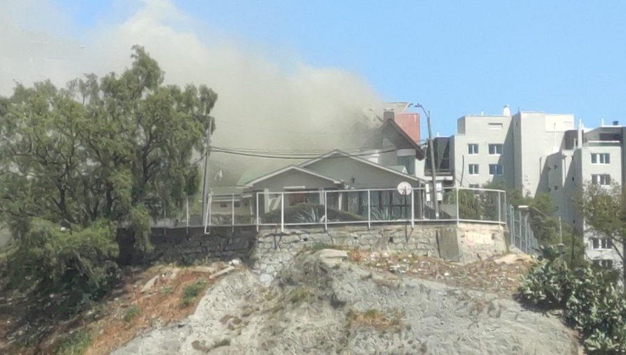 Incendio afecta a vivienda deshabitada en sector de Forestal Bajo en Viña del Mar