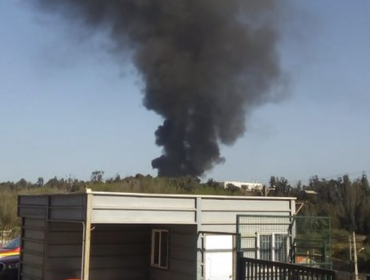 Reportan explosión y posterior incendio de gran magnitud en empresa de asfalto de Concón