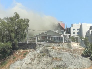 Incendio afecta a vivienda deshabitada en sector de Forestal Bajo en Viña del Mar